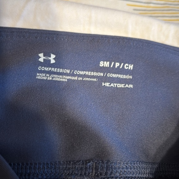 Under Armour HeatGear compression legging, Size Small. - Picture 2 of 6